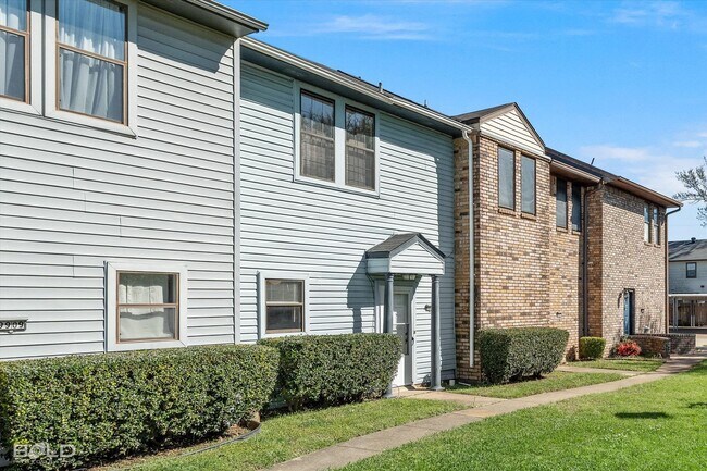 Building Photo - 2 Bedroom 2.5 Bath 2 Car Carport - town house