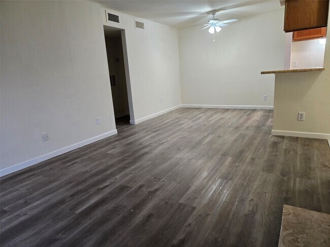 Building Photo - 7400 Bellerive Dr