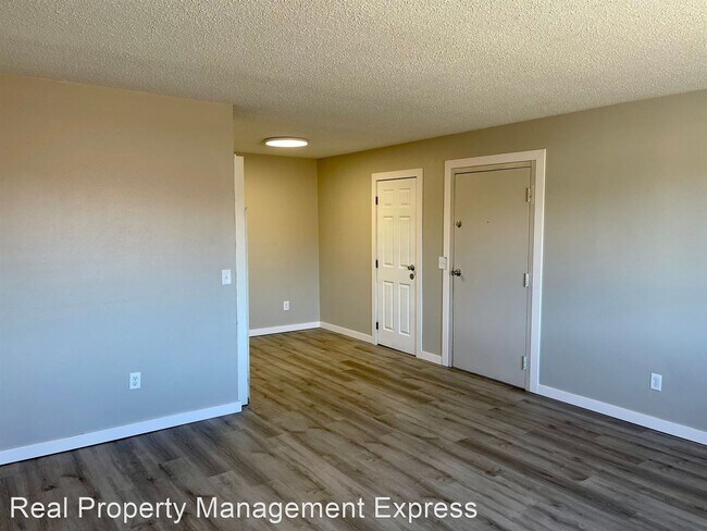Building Photo - 2 br, 1 bath Apartment - Newly Renovated 2...