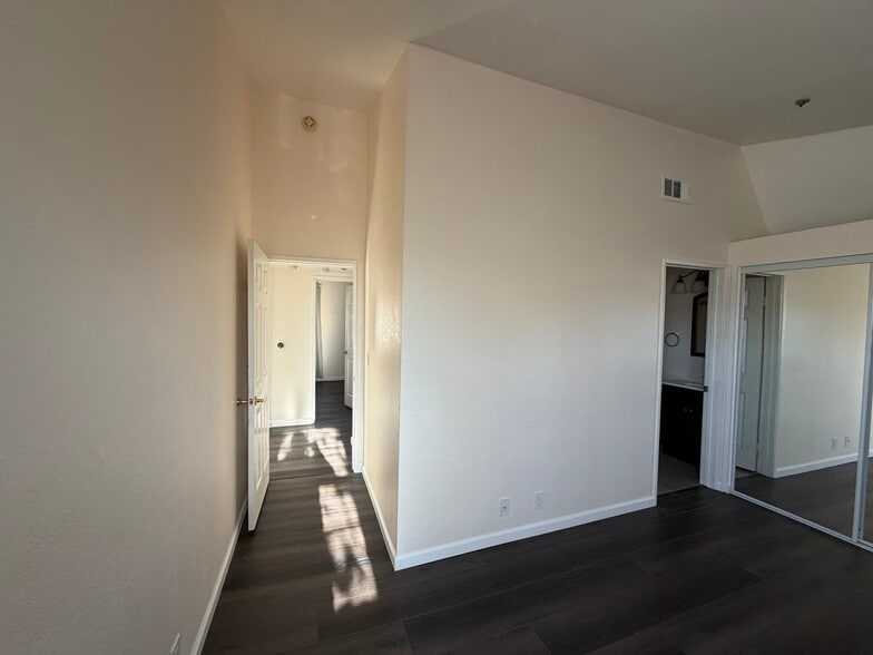 Building Photo - 13522 Glenoaks Blvd