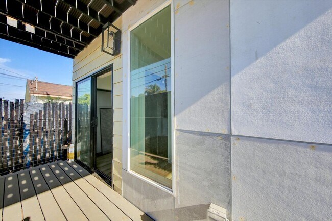 Building Photo - AMAZING NEW CONSTRUCTION UNIT NEAR DOWNTOWN