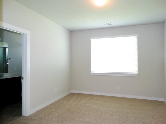 Building Photo - 370 Hortus Dr