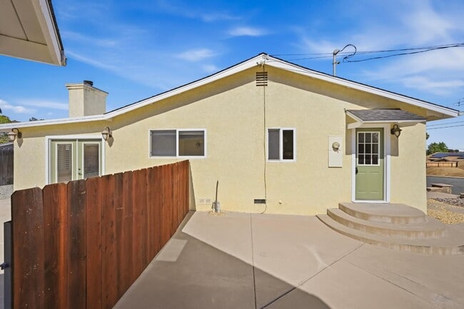 Building Photo - 1677 Sandos St