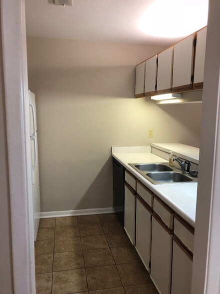 Building Photo - 220 Elm St