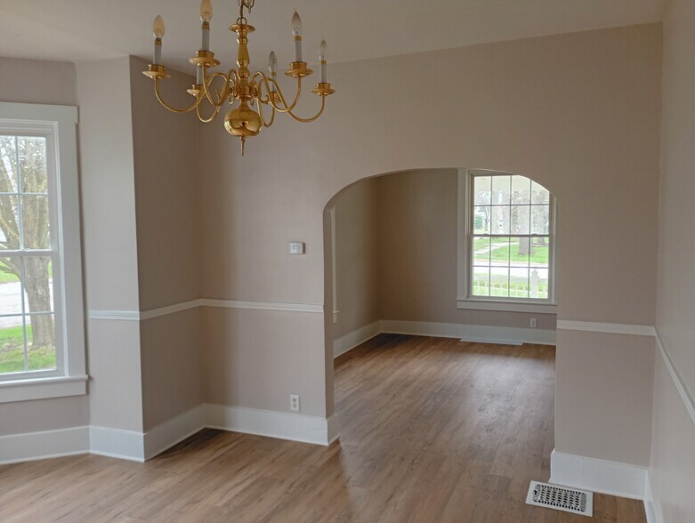 Building Photo - 501 W Main St