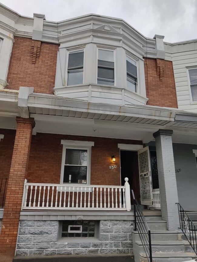 Primary Photo - 250 N Salford St