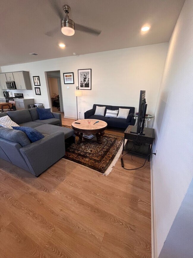 Building Photo - 3 bed 2 bath home off I-35