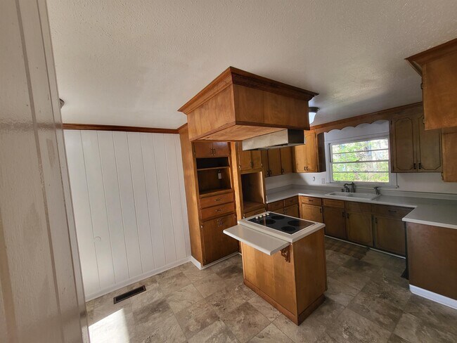 Building Photo - 105 Pinecrest Dr