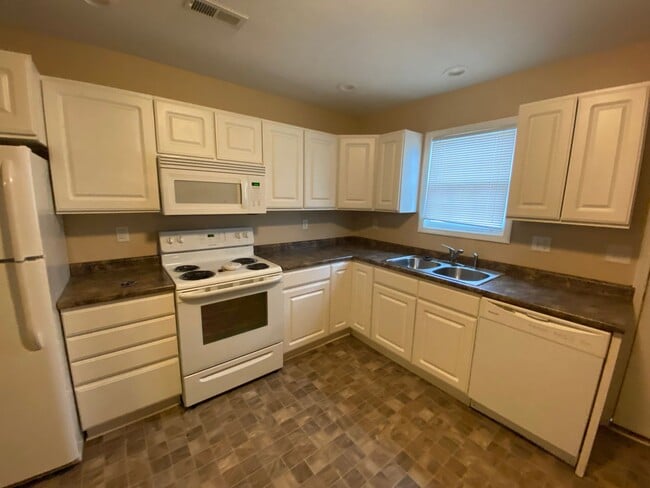 Building Photo - Fox Run Townhomes 1