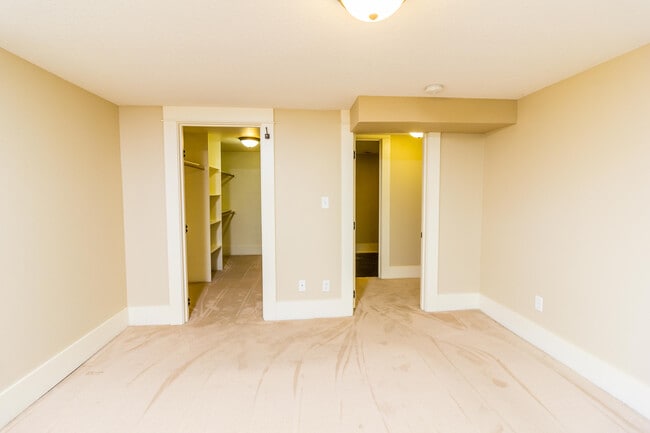 Building Photo - Updated and Fresh 3  Bedroom 2 Bath in Des...