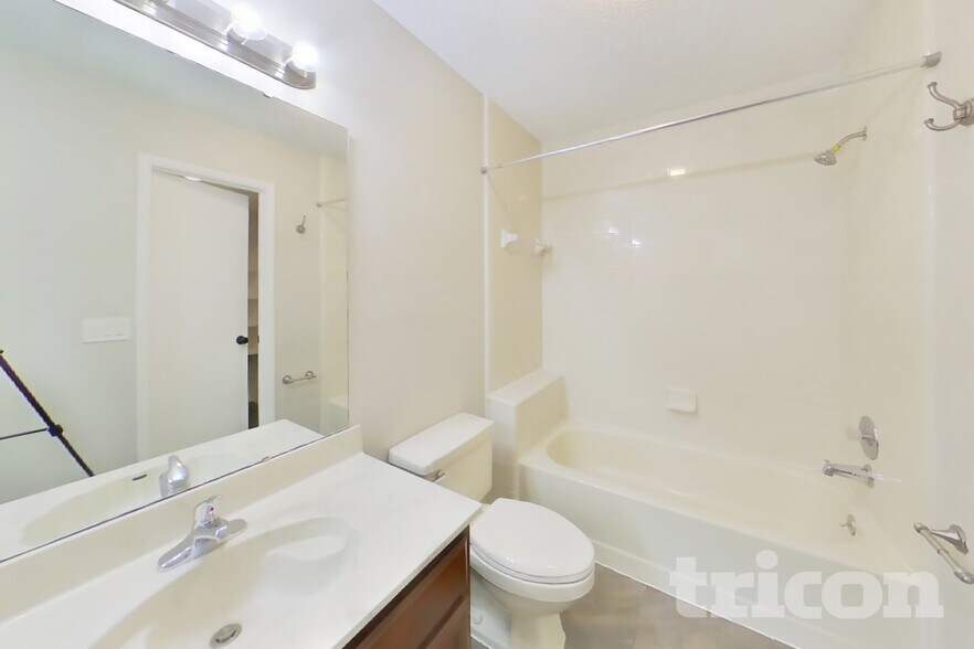 Building Photo - 419 E Springtree Way