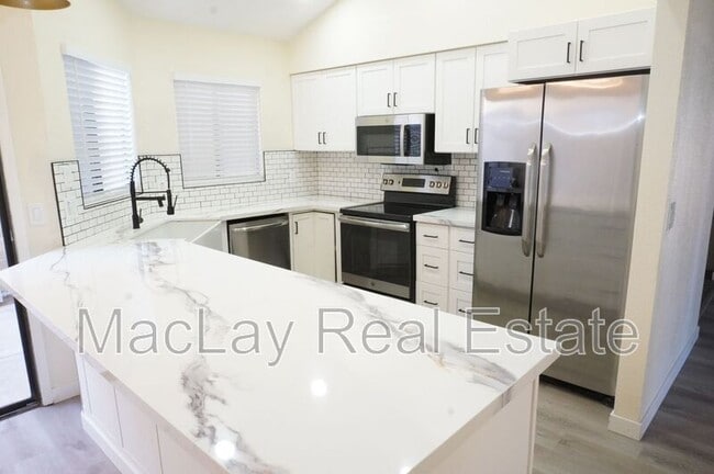 Building Photo - 4024 E Hiddenview Dr