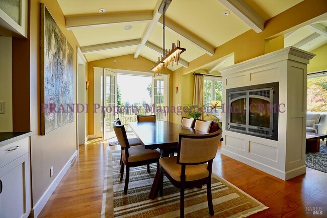 Building Photo - 422 Live Oak Dr