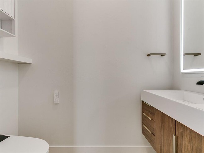 Building Photo - 605 N Idaho Ave