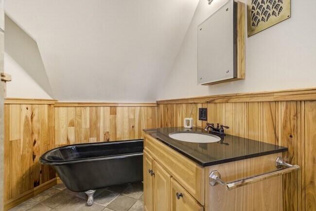 Building Photo - 515 W San Miguel St