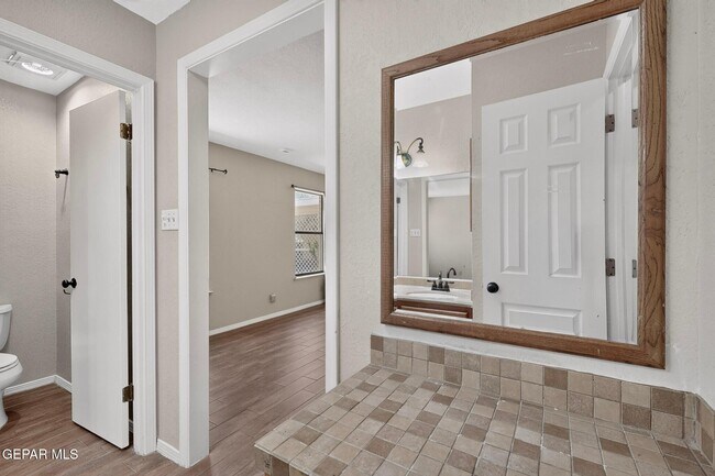 Building Photo - 7419 Mission Viejo Dr
