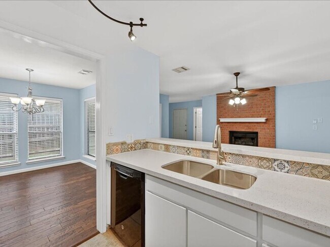 Building Photo - 2 bedroom 2bathroom Duplex Arlington 76017