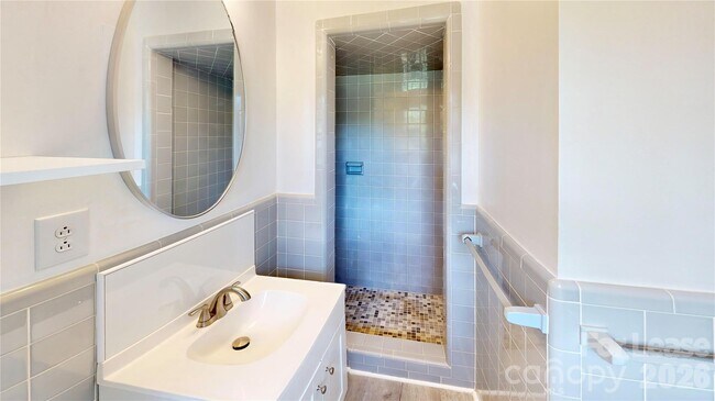 Building Photo - 6821 View Way Dr