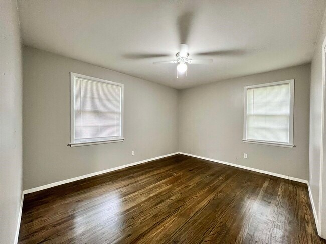 Building Photo - 424 Stoneham Rd