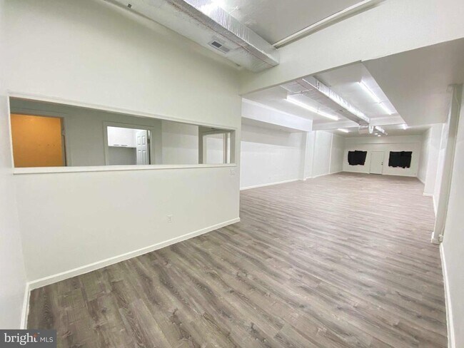 Building Photo - 1433 Vernon Rd