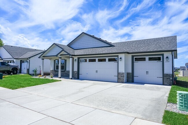 Building Photo - 3 bedroom 2 bath -3 car garage!