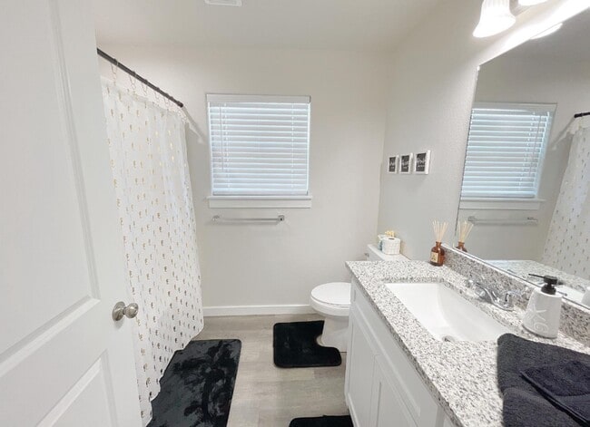 Building Photo - Open floor plan/Paved street/Quiet neighborhood