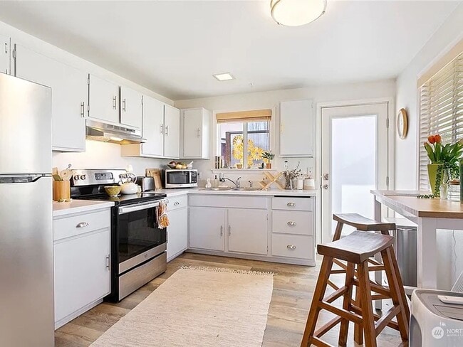Building Photo - Charming 2 Bedroom Apartment in Duplex Ava...