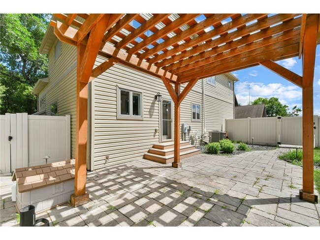 Building Photo - 154 Beaton Dr W