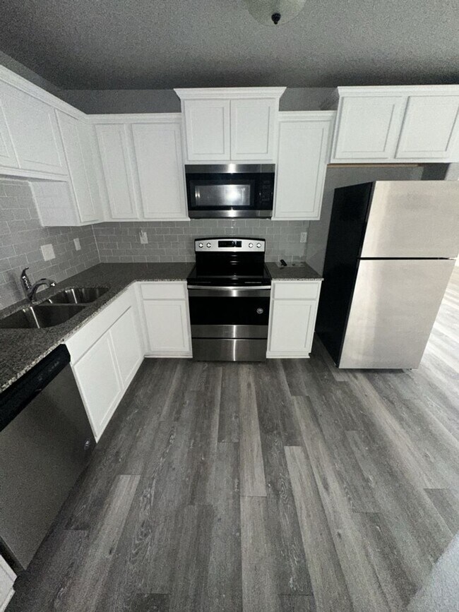 Building Photo - AVAILABLE NOW! (SECTION 8 ACCEPTED)