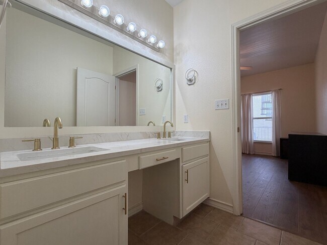 Building Photo - ISLAND TOWNHOME IN A GATED COMMUNITY