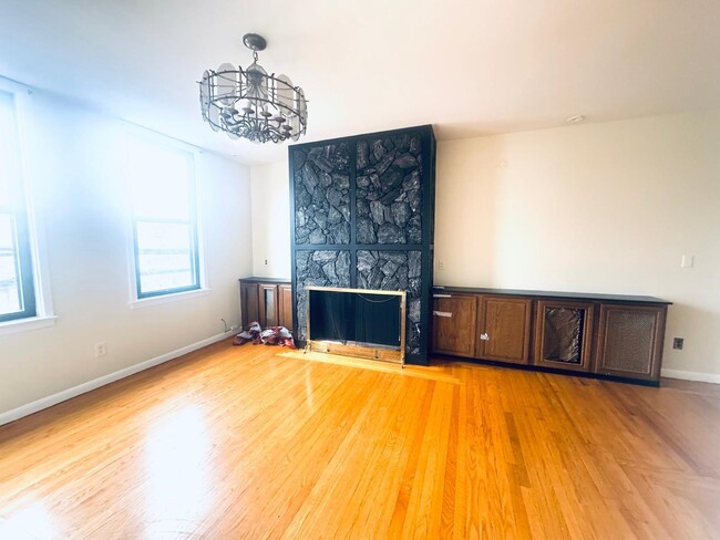 Building Photo - 549 61st St