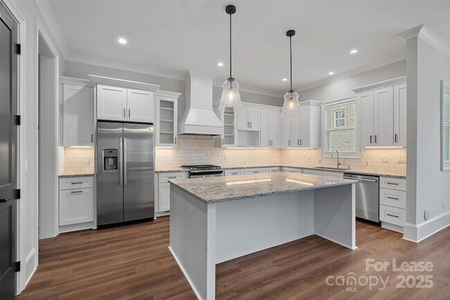 Building Photo - 805 Naples Dr