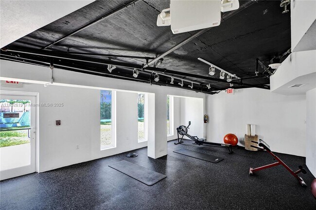 Building Photo - 5055 Collins Ave