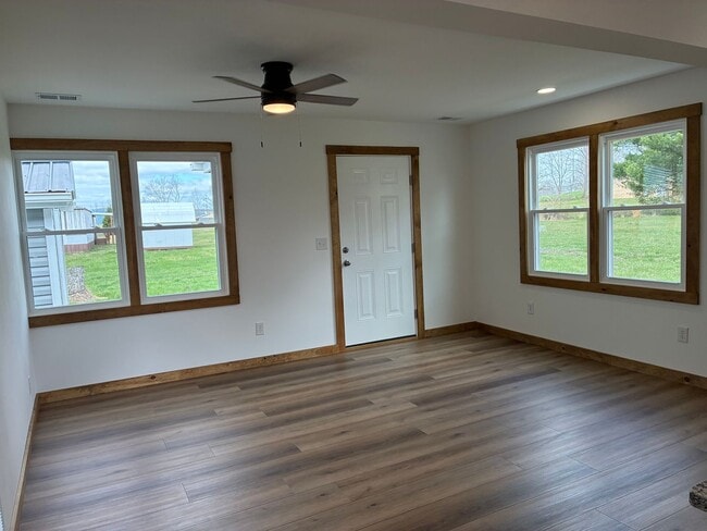 Building Photo - Fully Renovated 3 Bed 1 Bathroom Home with Open Floor Plan