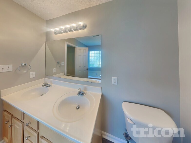Building Photo - 445 Amir Cir