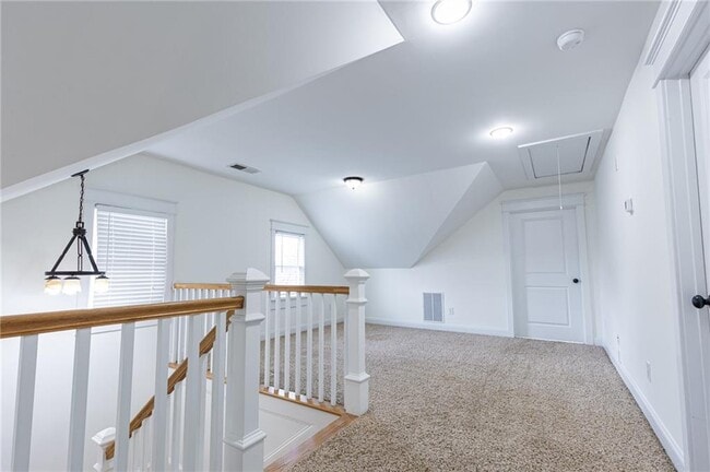 Building Photo - 2288 Oakview Rd NE