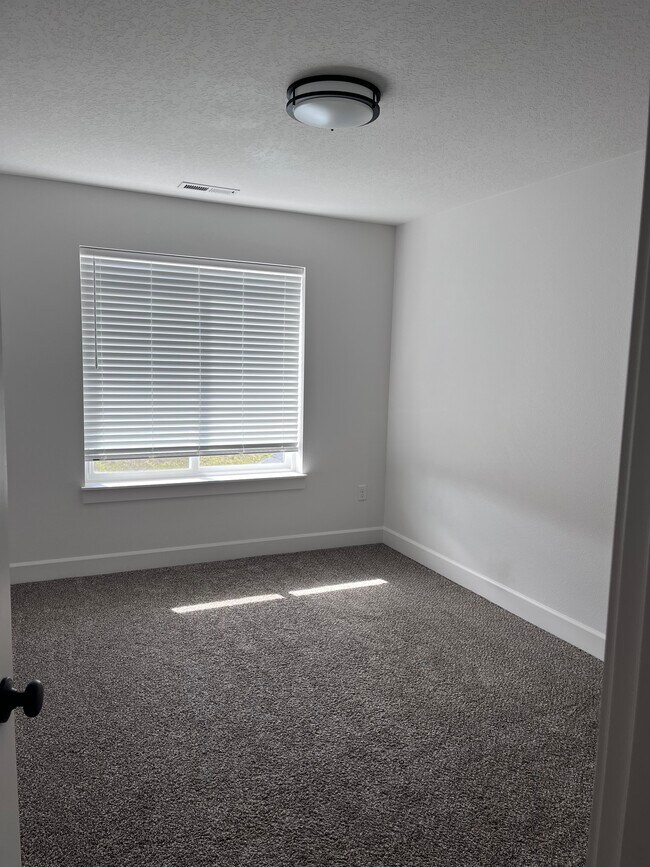 Building Photo - 990 NE Samson St