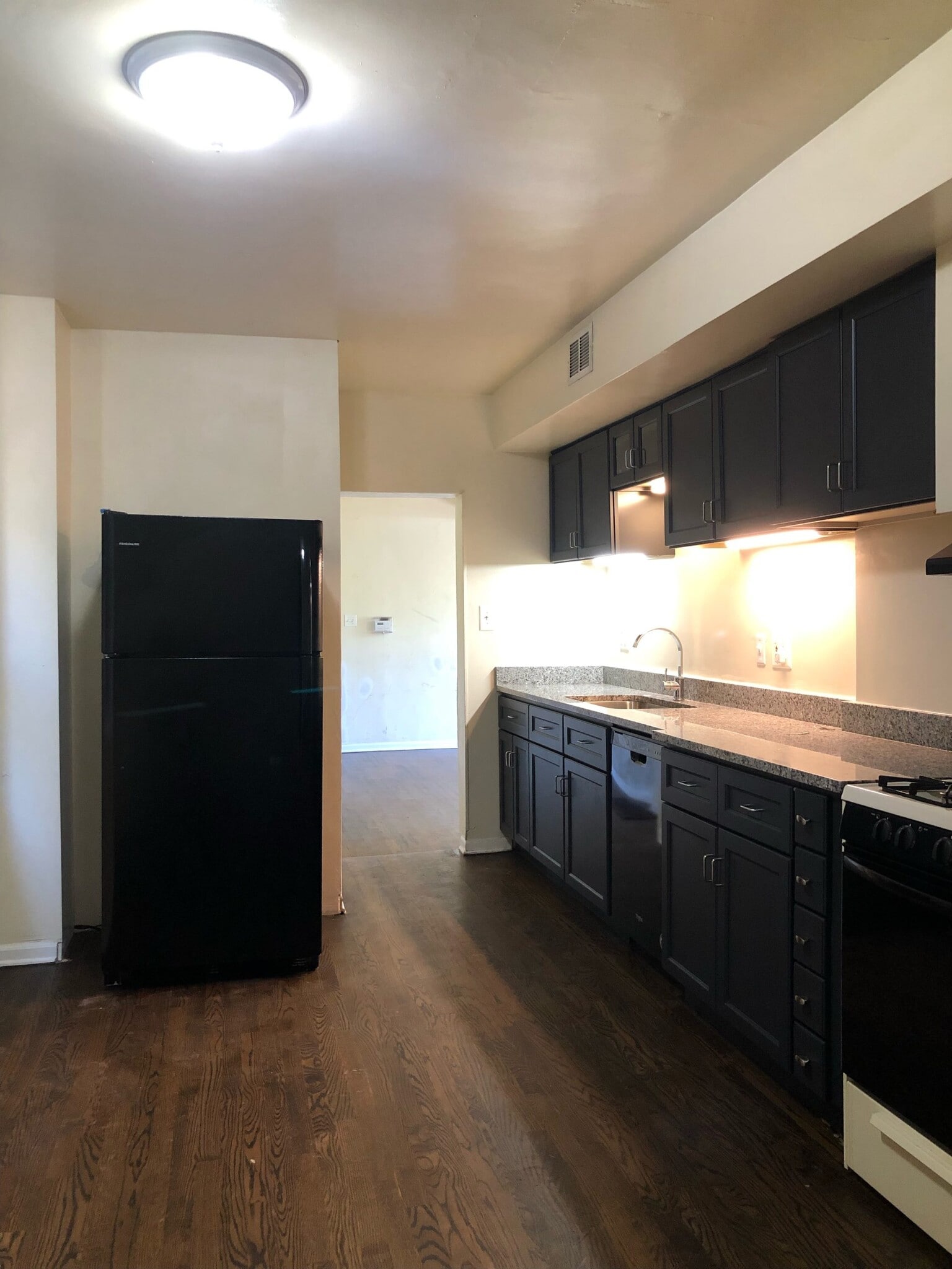 Kitchen - 1415 W Devon Ave