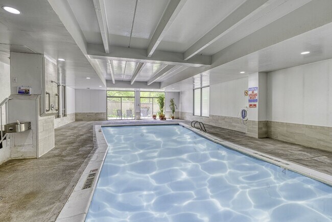Building Photo - Luxurious 2 Bed, 2 Bath Condo with Stunning Views in Governor's Park!