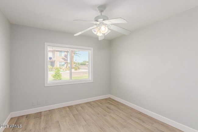 Building Photo - 547 E Belmont Ave