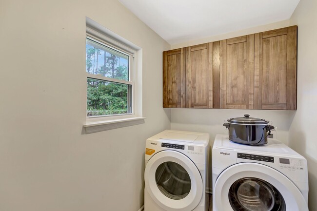 Building Photo - Charming Single-Story Home with Huge Backy...