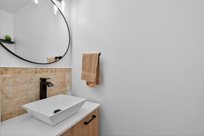 Building Photo - Gorgeous Newly Renovated 3 BR, 2.5 BA Town...