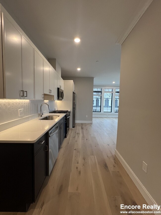 Building Photo - 157 Everett St