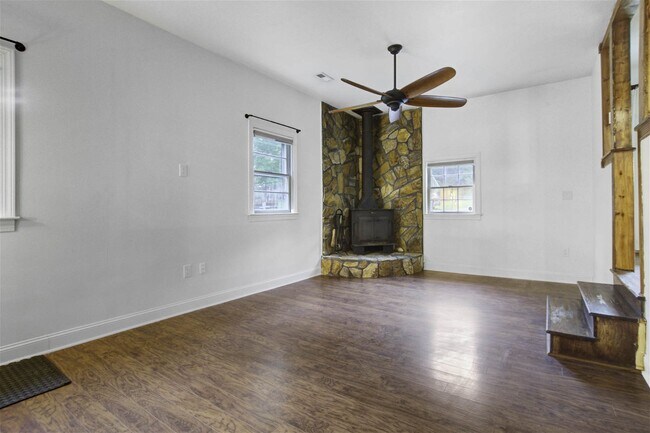 Building Photo - 221 Forest Cir