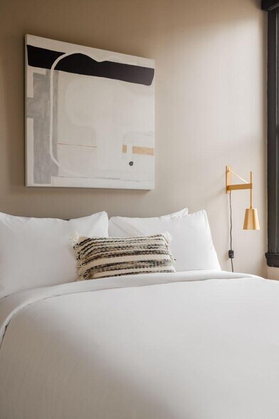 Building Photo - 505 E Travis St