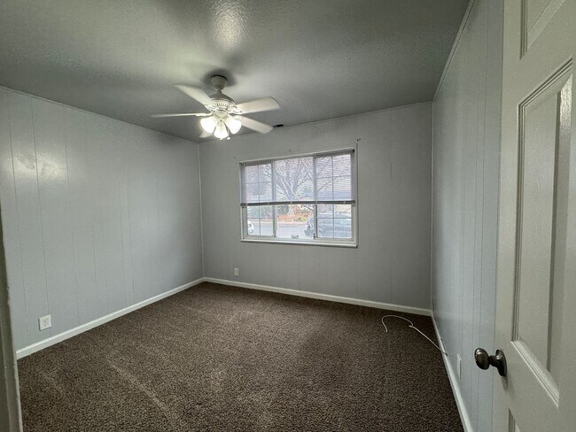Building Photo - 714 E Longview Ave