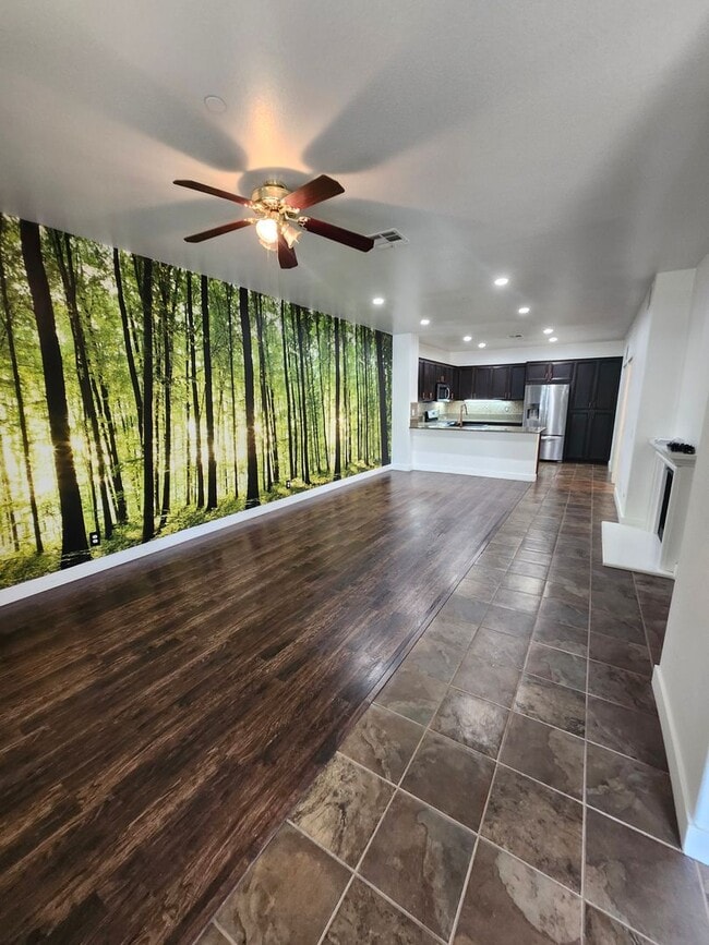 Building Photo - Beautiful two-story townhouse in Fontana G...