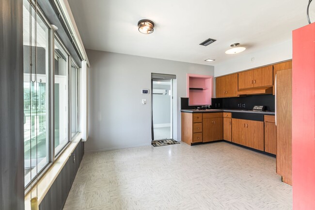 Building Photo - Unique 3 Bed, 3 Bath Waterfront Property w...