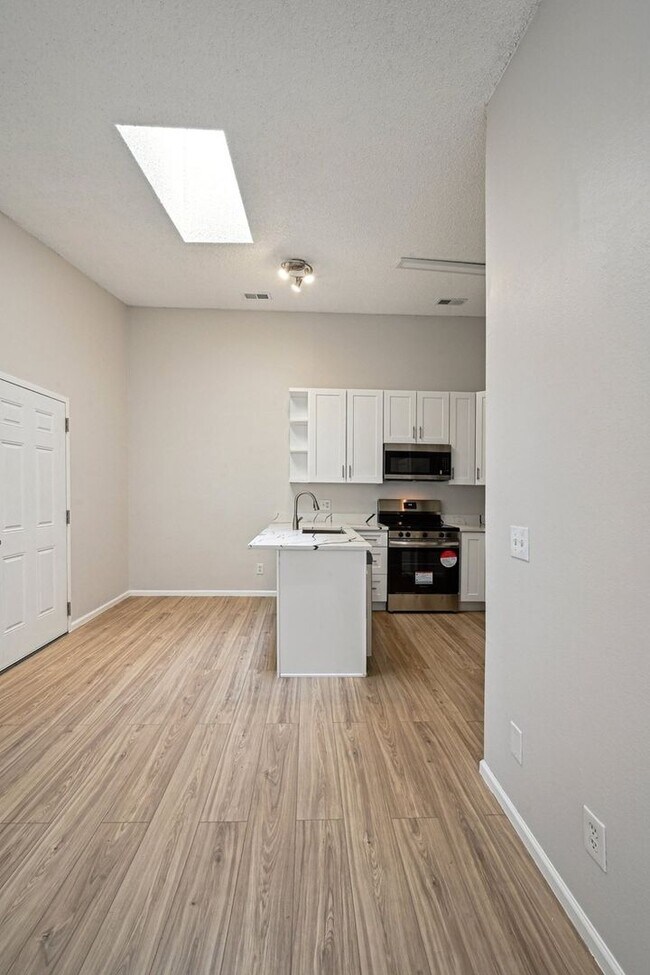 Building Photo - Charming 1BR Condo in Denver
