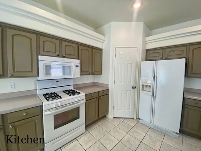 Building Photo - SPACIOUS HOME FOR RENT!